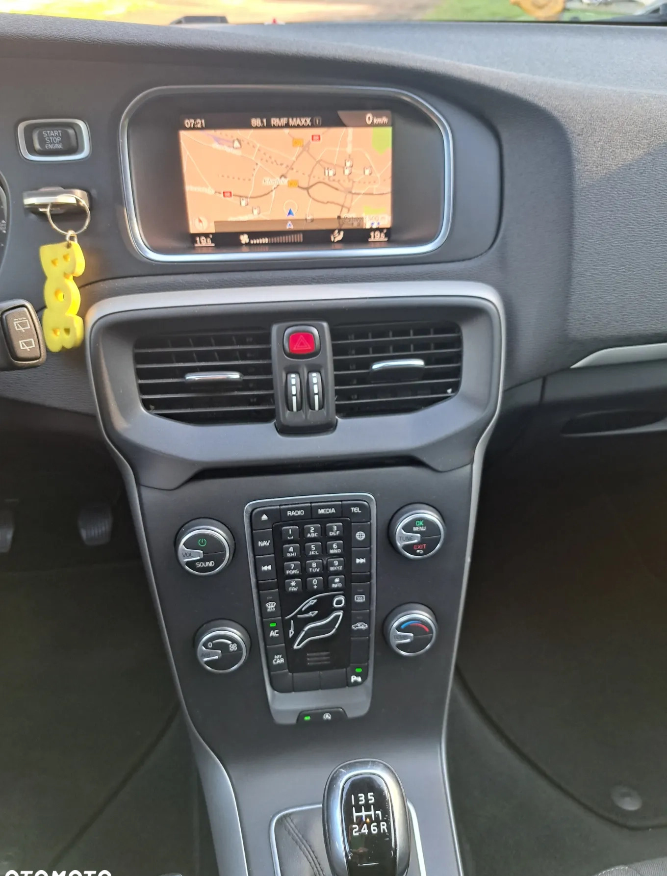 Volvo V40 cena 49900 przebieg: 143000, rok produkcji 2017 z Gliwice małe 79